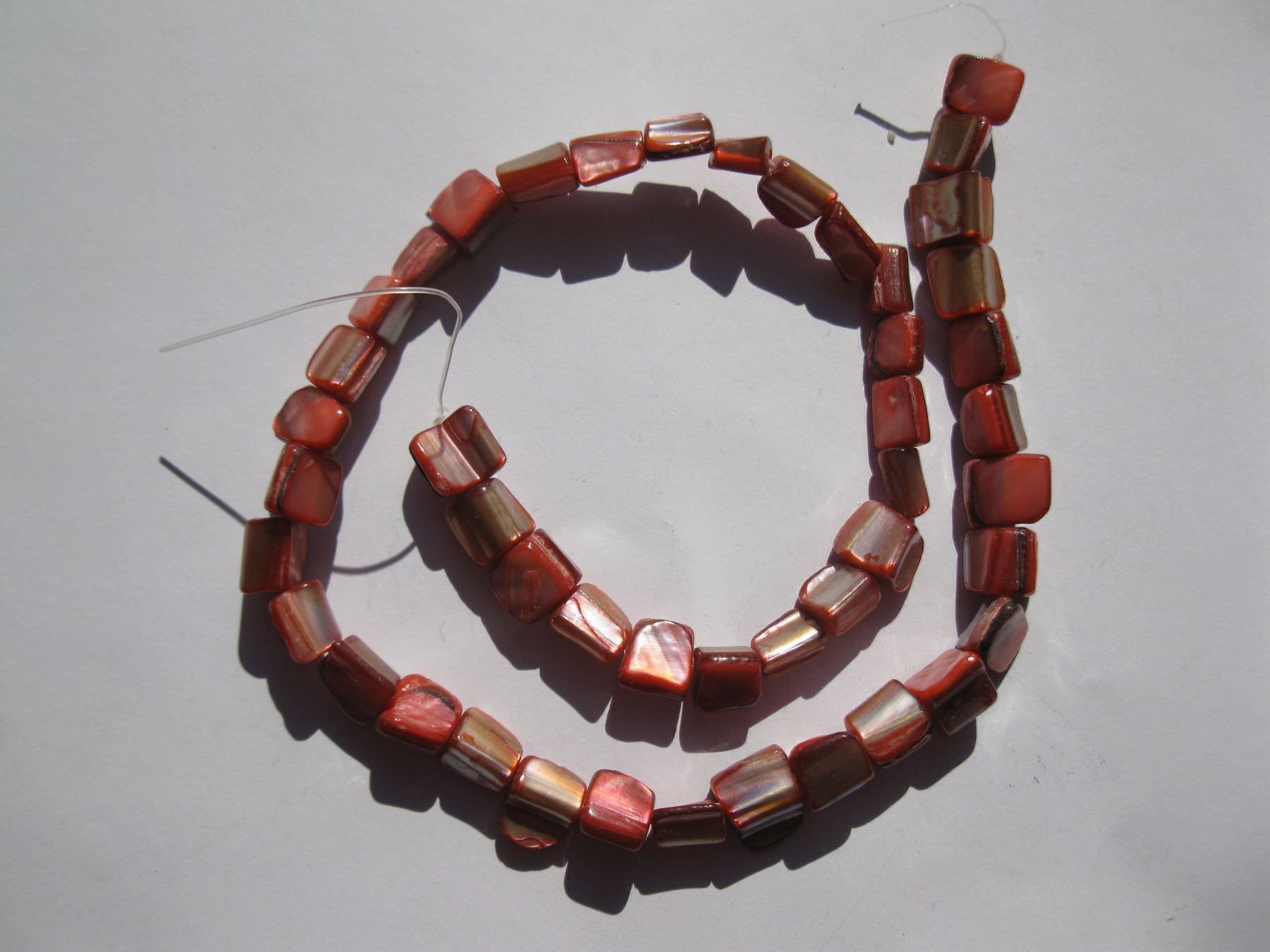 Perlen (unechte): 1 Strang Muschelperlen, rot, 8mm – Neu und originalverpackt aus St. Margarethen TG von LuanaKa