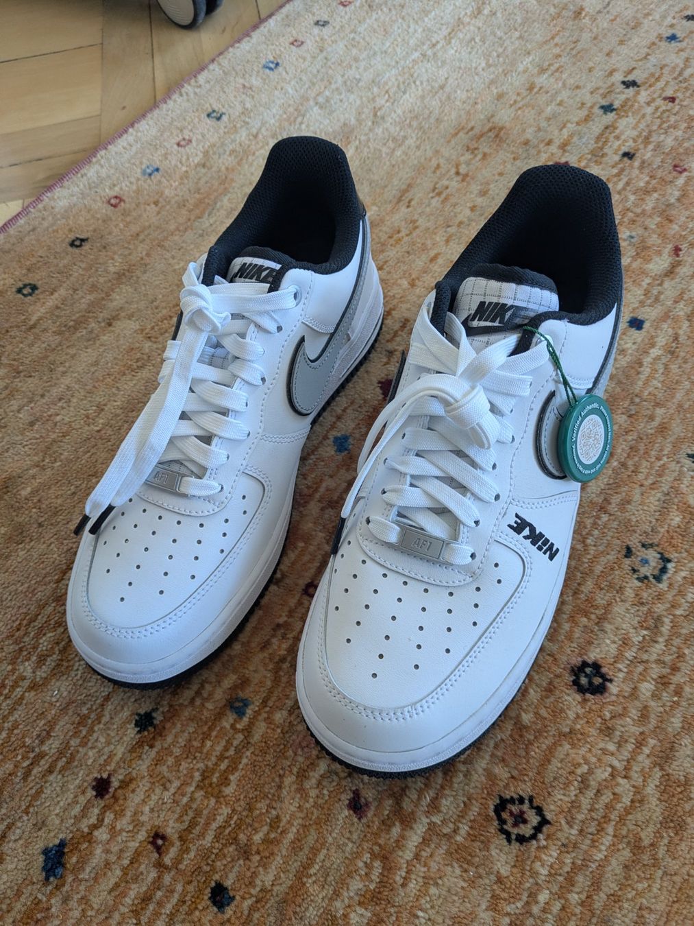 Nike Scarpe da uomo: Nike Air Force 1 Low '07 White Grey Black. 40.5 / US 7.5 – Nuovo (secondo la descrizione) da St. Gallen venduto da Jmelmuka 2