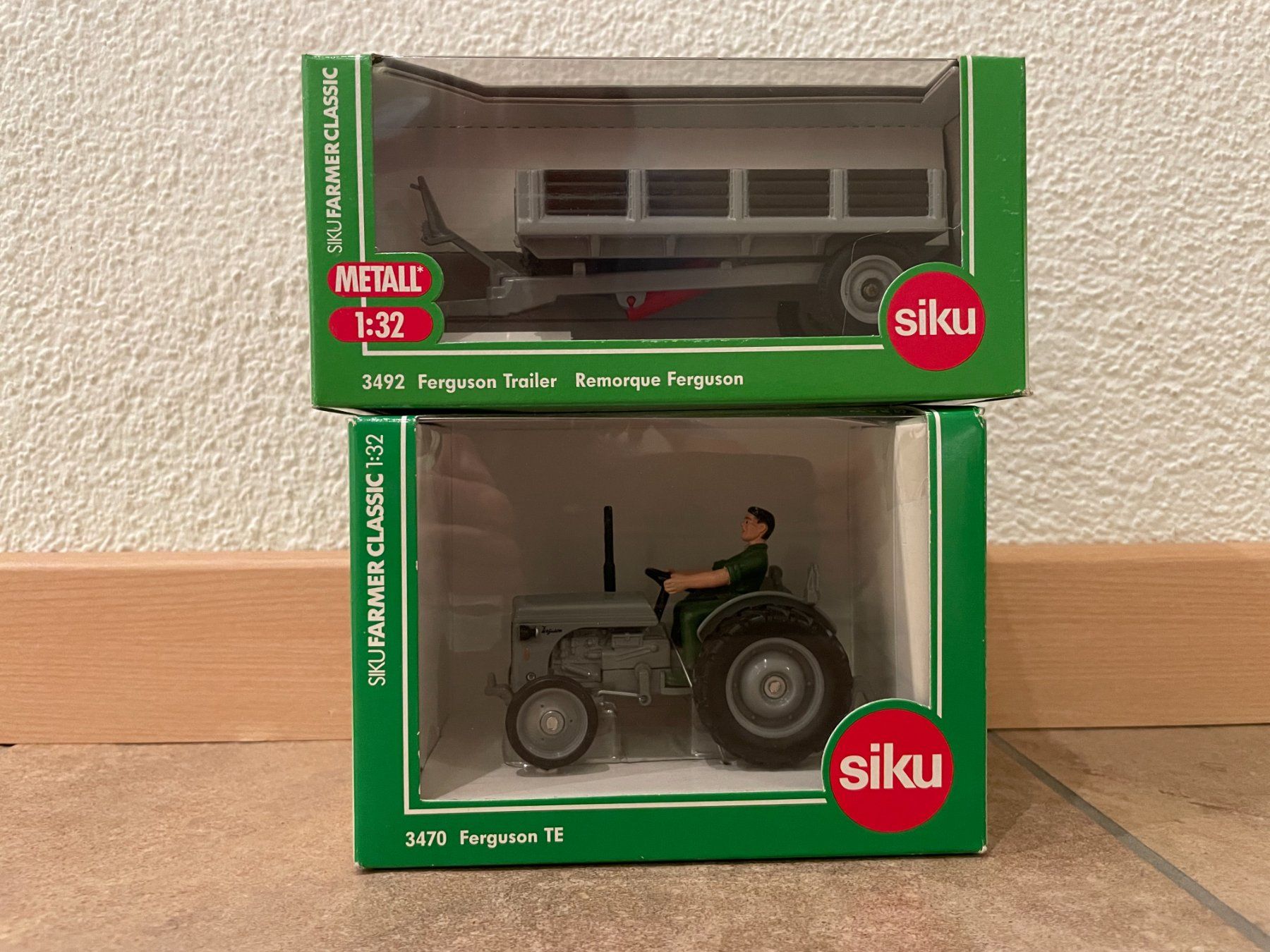 Massey Ferguson Trattori: SIKU Ferguson TE mit Ferguson Anhänger – Nuovo e nell'imballaggio originale da Kreuzlingen venduto da Stefan1150 4