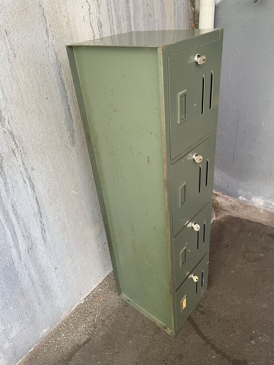 Porte manteau: Metallschrank/Garderobe 4 Fächer gebraucht – D'occasion à Bern par coca-cola12 2