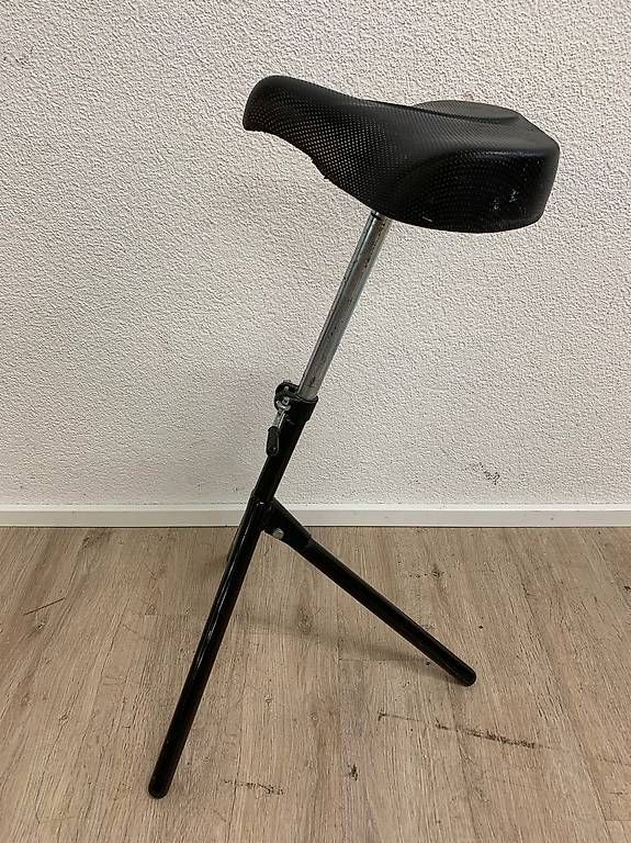 Tabourets: Höhenverstellbare Stehhilfe mit Sattelsitz – D'occasion à Obernau par Arche_Noah_Brocki 2