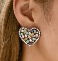 Jolies clous d’oreilles bien sertis multicolores 3 cm X 3 cm