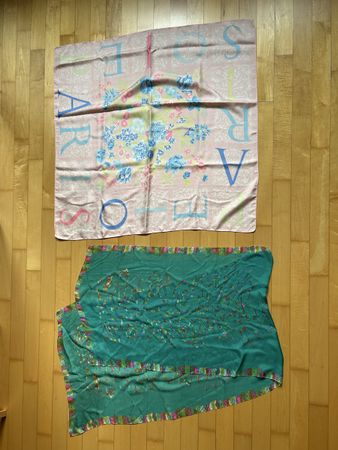 2 verschiedene Foulards, grün und pastellfarben