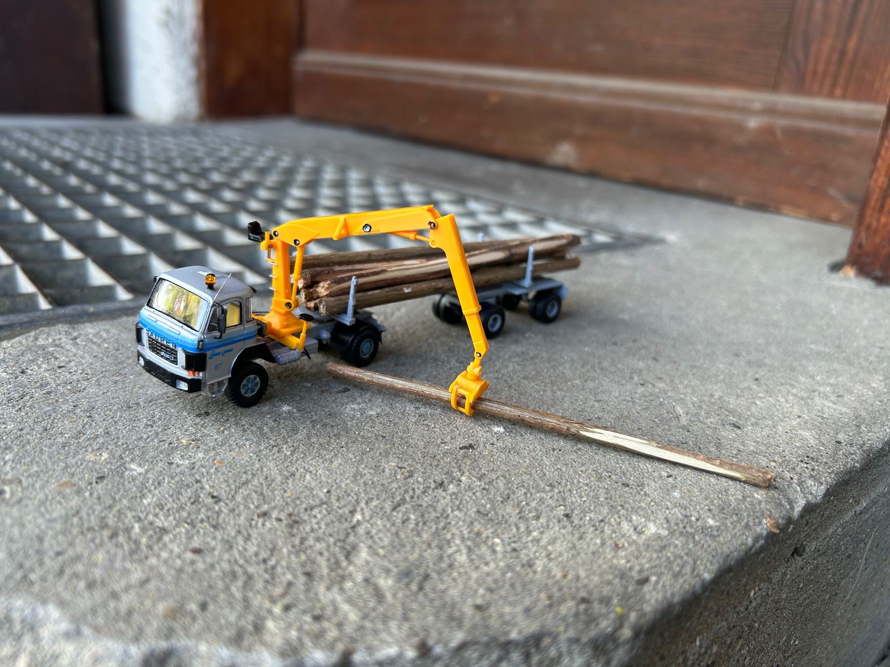 Herpa Modellini d'auto: Saurer Holzkran – Nuovo (secondo la descrizione) da Meienried venduto da janosch7