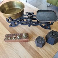 Antike gusseiserne Waage mit Messing Gewichtssteinen