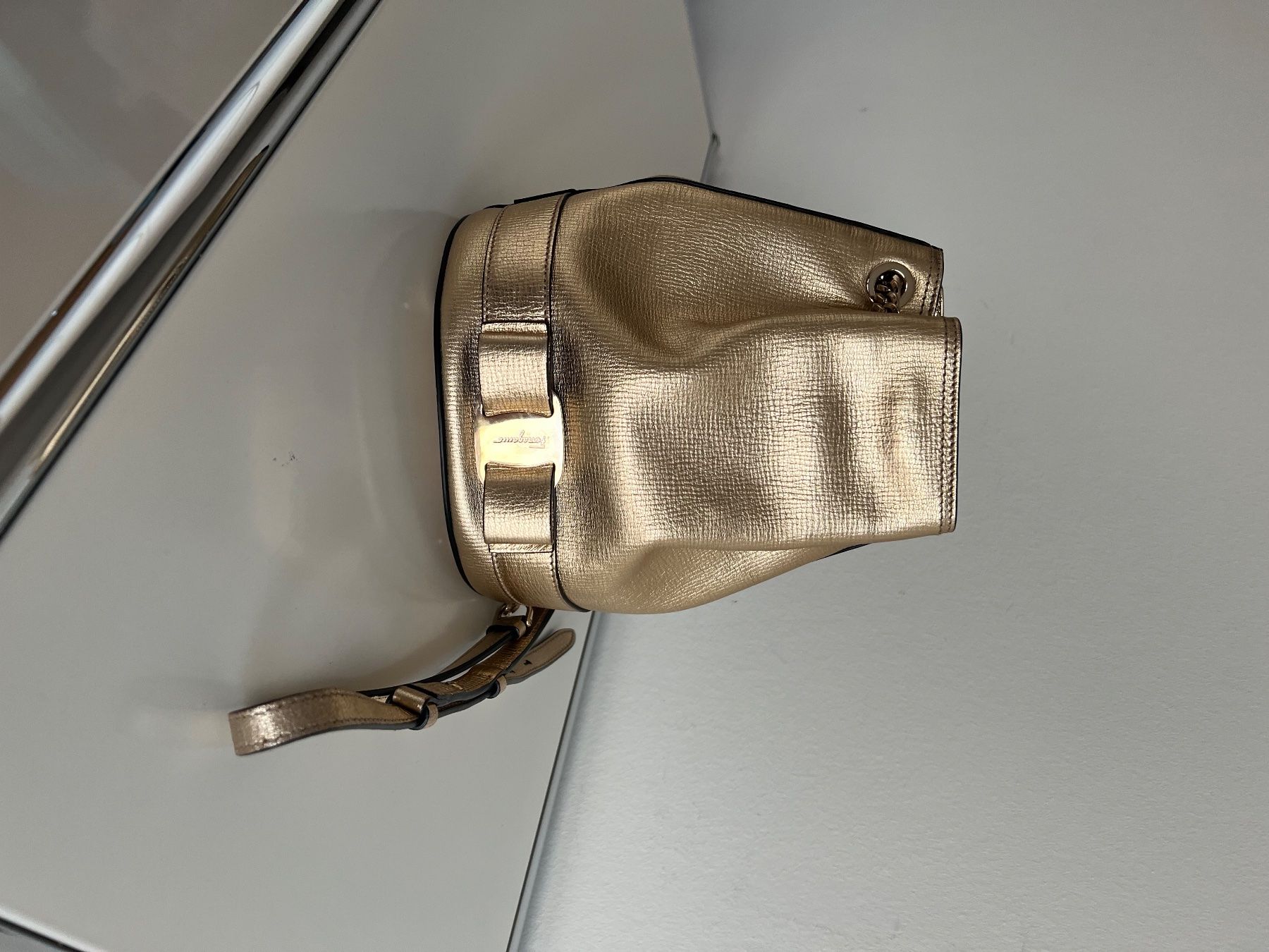 Taschen für Damen: Ferragano Gold Tasche – Neu (gemäss Beschreibung) aus Biel/Bienne von RO19 4