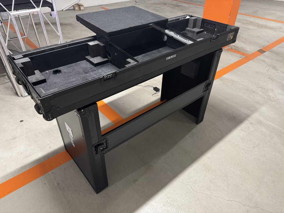 Behringer Console di mixaggio: DJ Pult / Case  Behringer mit LED Licht schwarz – Usato da Ehrendingen venduto da Sansav 1