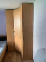 Hoher stabiler 3-türiger Eckkleiderschrank