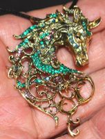 Brosche oder Halskette L-7835 – Pferd 4.5x6.4cm grün  Strass