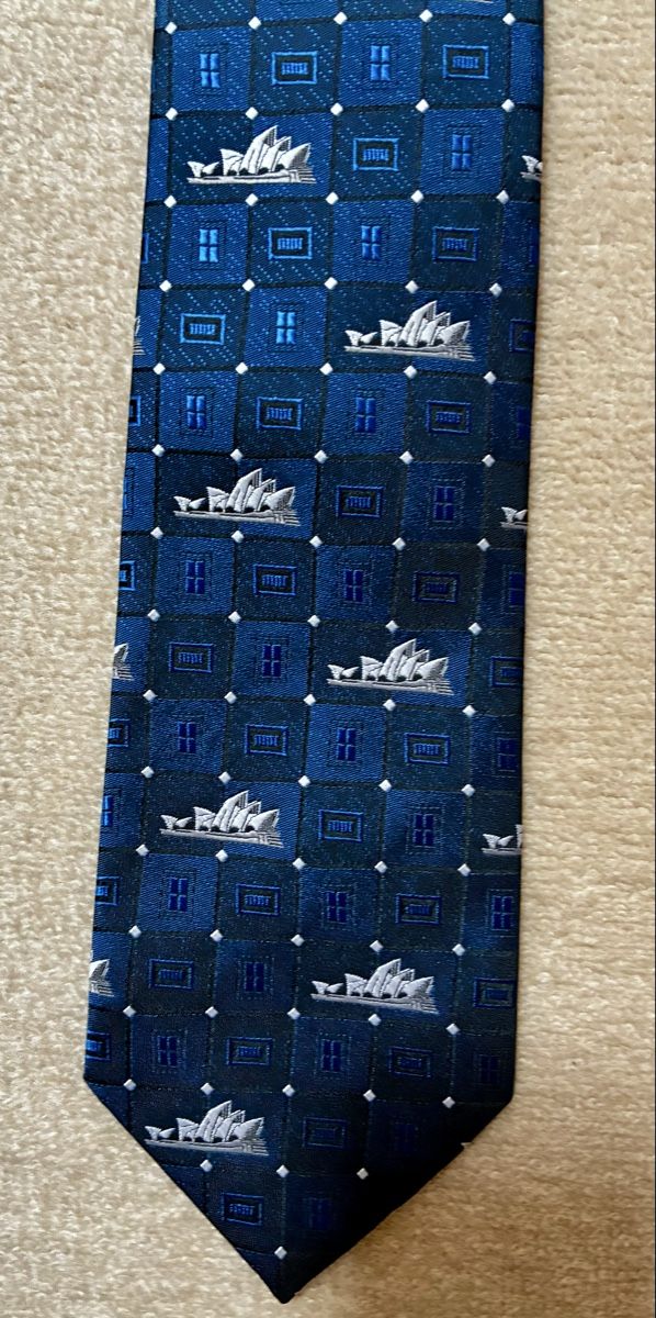 Cravatte: Navy Blue Sydney Opera House Tie Men's Accessory – Nuovo e nell'imballaggio originale da Schaan venduto da RicX-10 1