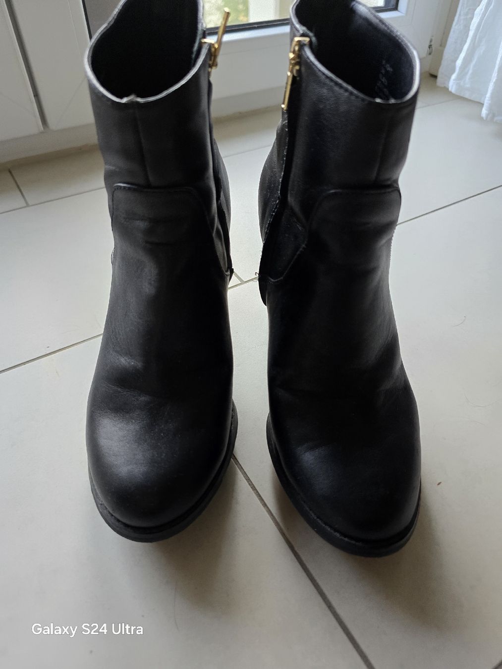 Chaussures femmes: Schwarze Leder Stiefeletten mit Goldabsatz – D'occasion à Kloten par Salentina64 5
