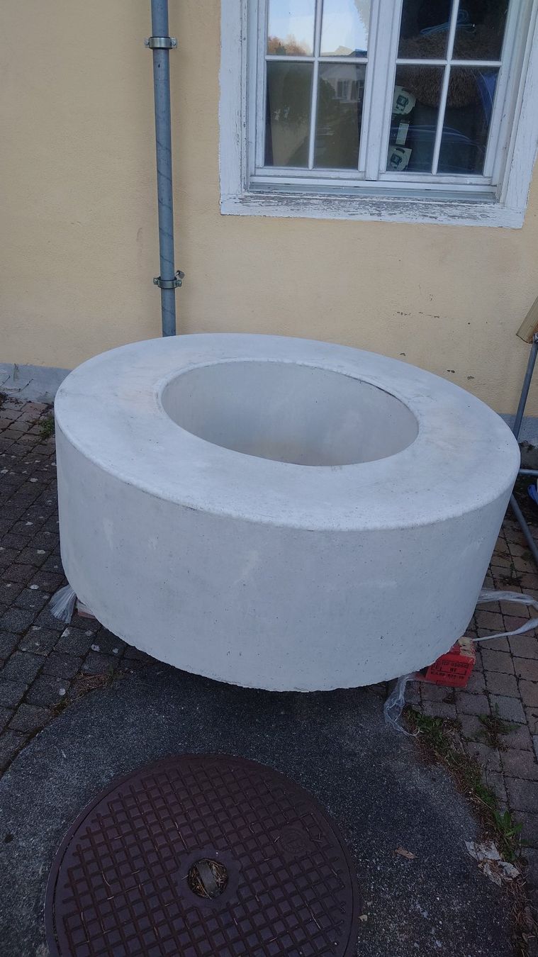 Panchine: 15 Stück Beton-Sitzbankelemente oder Feuerstelle rund – Usato da Wald ZH venduto da Kwak1853