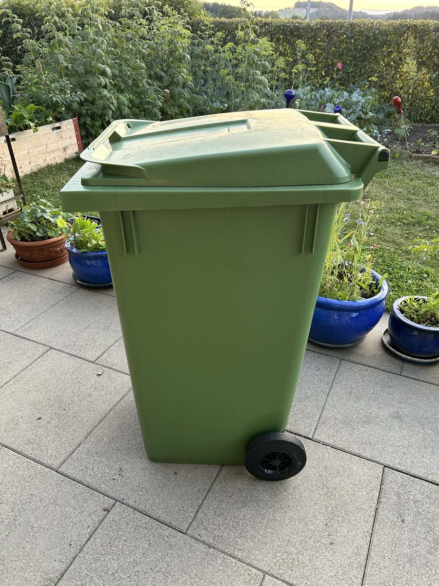 Altro per Ufficio & Commercio: Abfallcontainer Perstorp Plastic Systems mit Deckel und Räde – Usato da Lanzenhäusern venduto da vic63