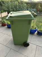 Abfallcontainer Perstorp Plastic Systems mit Deckel und Räde