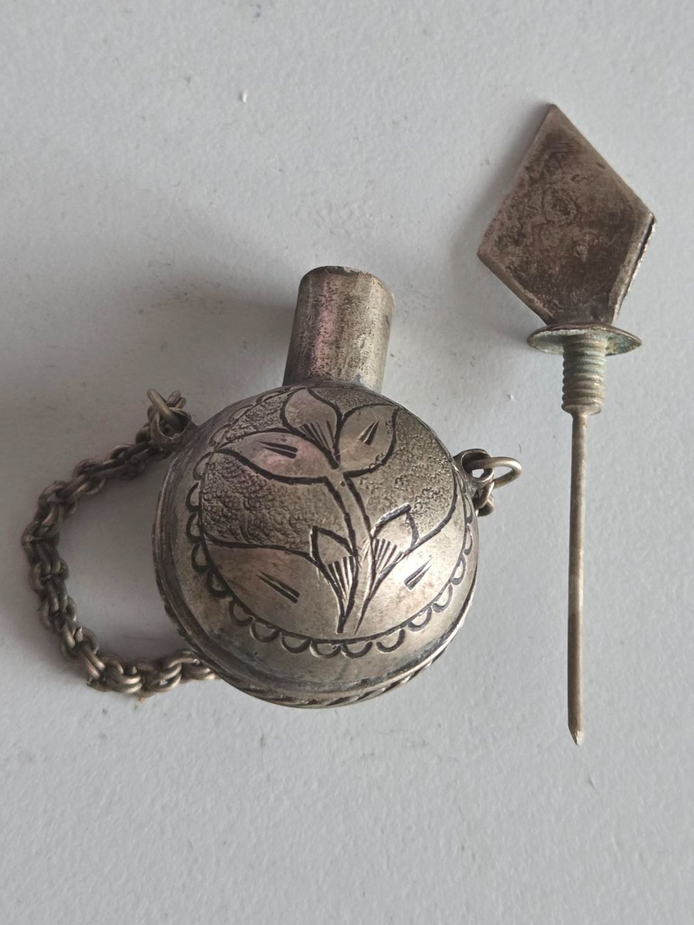 Flacons: Kleines Berber- oder Parfum Fläschchen mit Kette – D'occasion à Luzern par Kartenansicht 2
