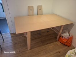 Ausziehbarer Holztisch mit 4 gebrauchten Stühlen