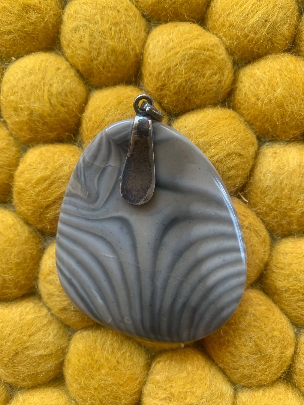 Anhänger: Pendentif gris en forme goutte, silex rayé de Pologne. Rare. – Gebraucht aus Villars-sur-Glâne von Magdaka 1