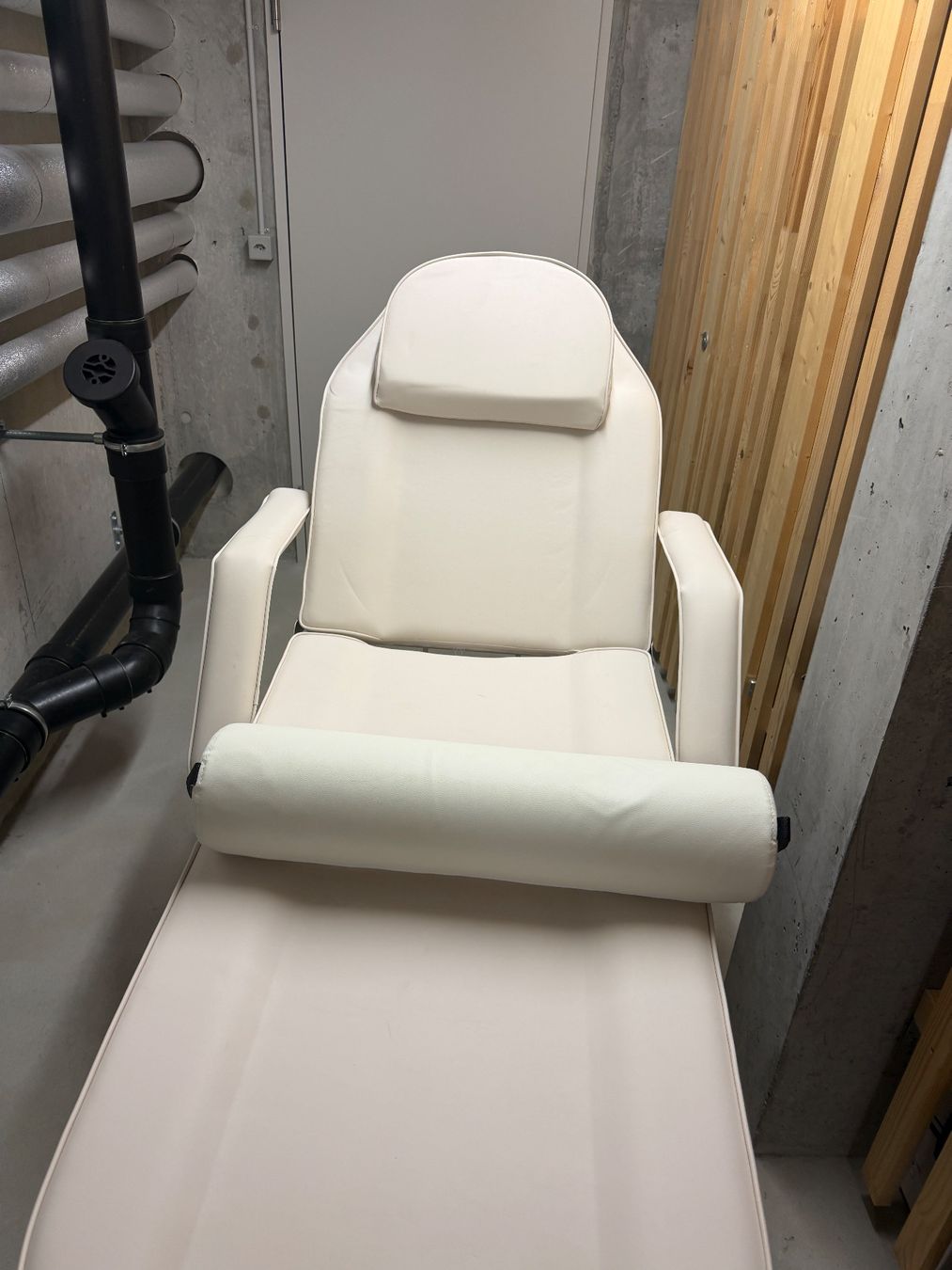 Lettini & sedie per cosmetici: Kosmetikliege Leder weiss – Nuovo (secondo la descrizione) da Winterthur venduto da dri_d8bb