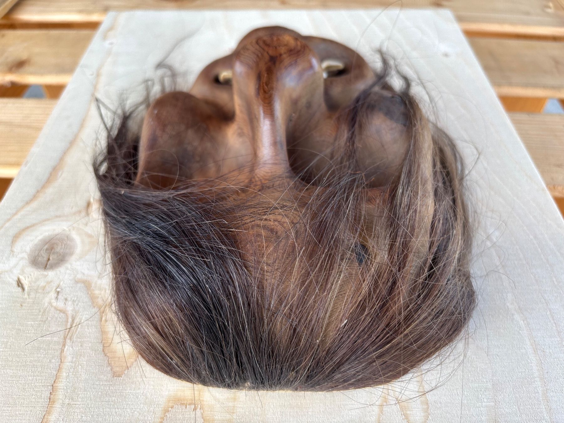Autres antiquités ou arts: schöne alte Walliser Holzmaske – D'occasion à Feldbach par Olive1 7