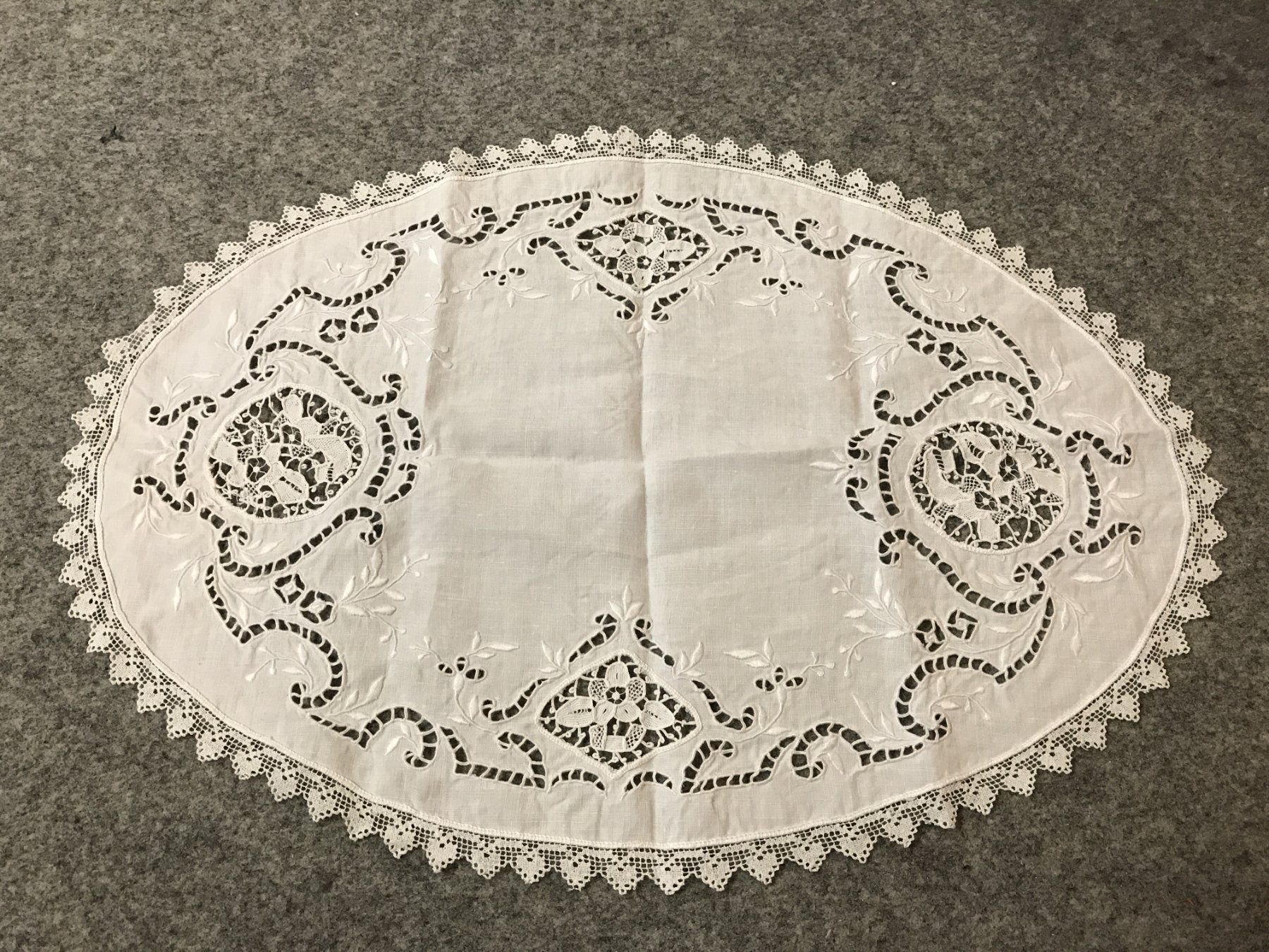 Toutes les décorations: Deckchen oval mit Lochmuster uns Spitze, weiss – D'occasion à Guntershausen par Gloominati