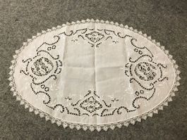 Deckchen oval mit Lochmuster uns Spitze, weiss