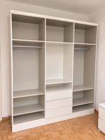 Weisser Kleiderschrank mit 3 Schubladen und Kleiderstangen –