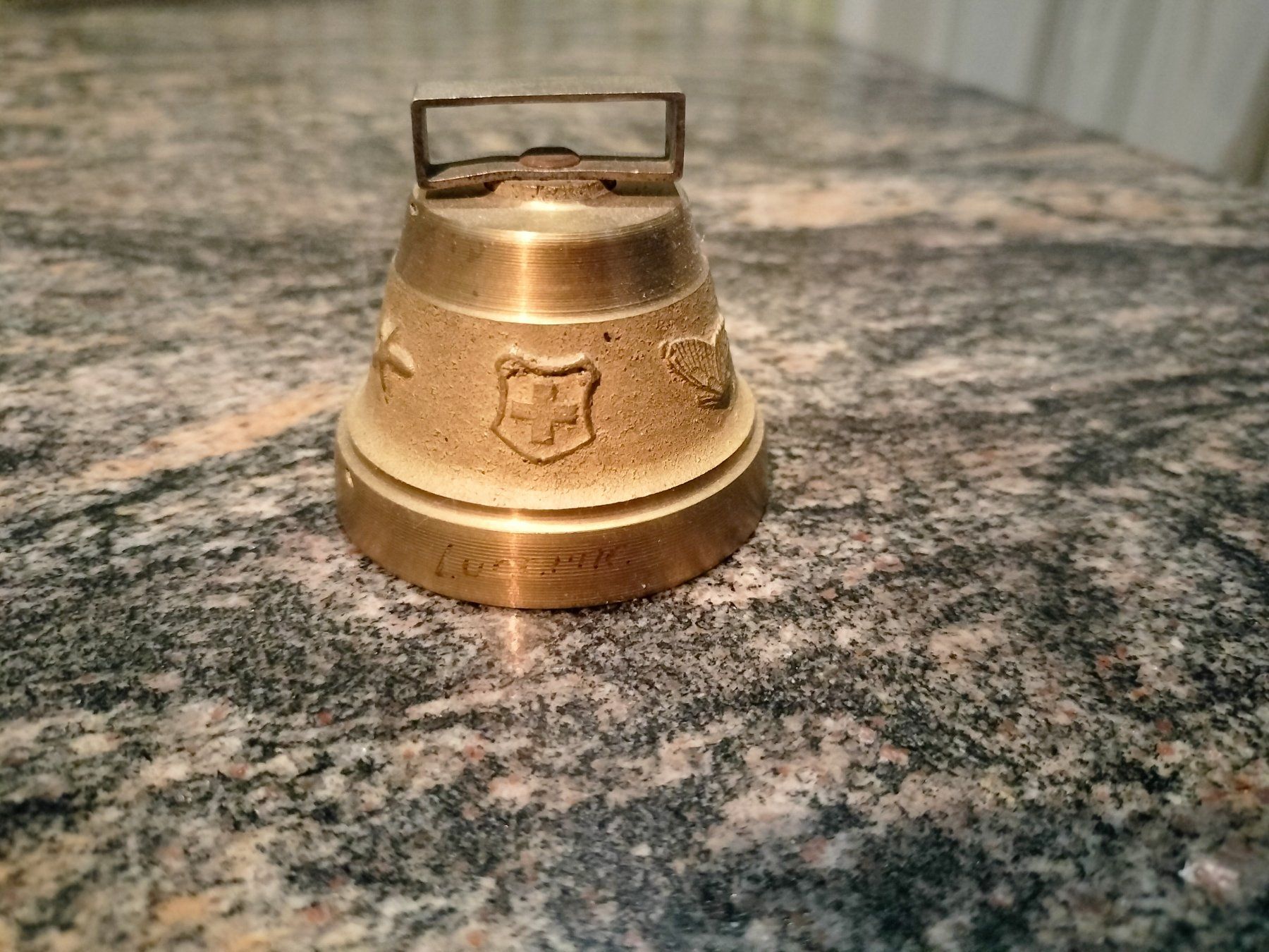 Glocken & Treicheln: Cloche – Gebraucht aus Cortaillod von rozinna