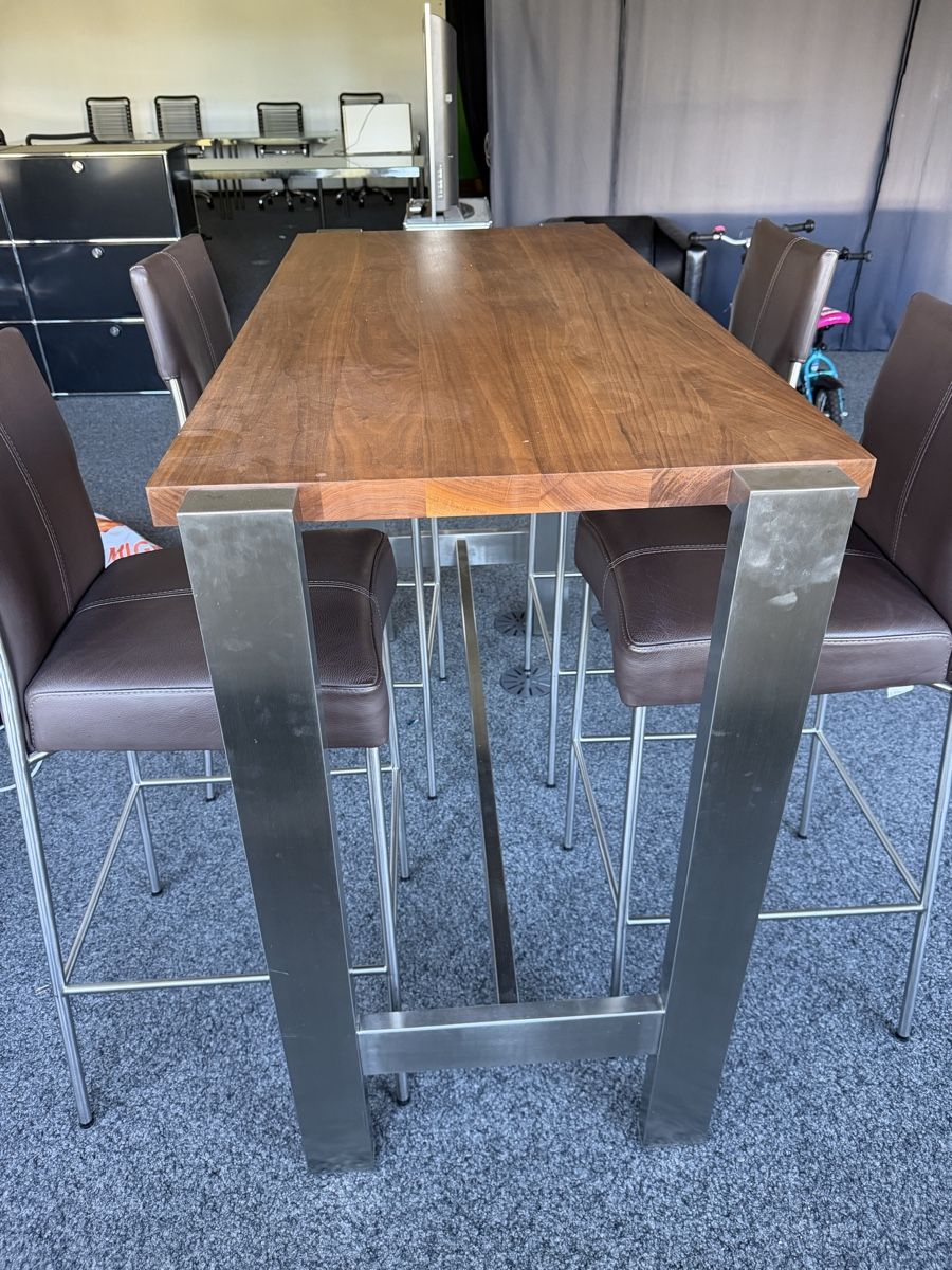 Allestimento di negozi e stand fieristici: Bert Plantagie Stehtisch mit 4 Elements Barhockern gebrauch – Usato da Nänikon venduto da MircoPellegrino 5