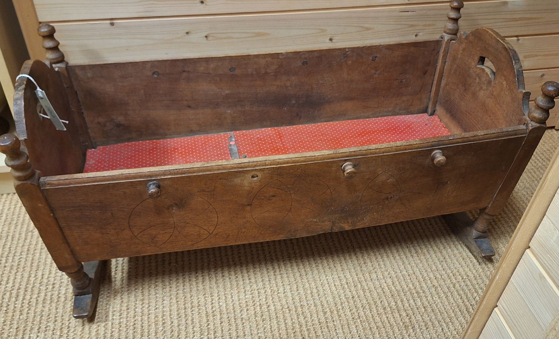 Tutte le decorazioni: Antike Holz Wiege – Usato da Winterthur venduto da Goldpipau