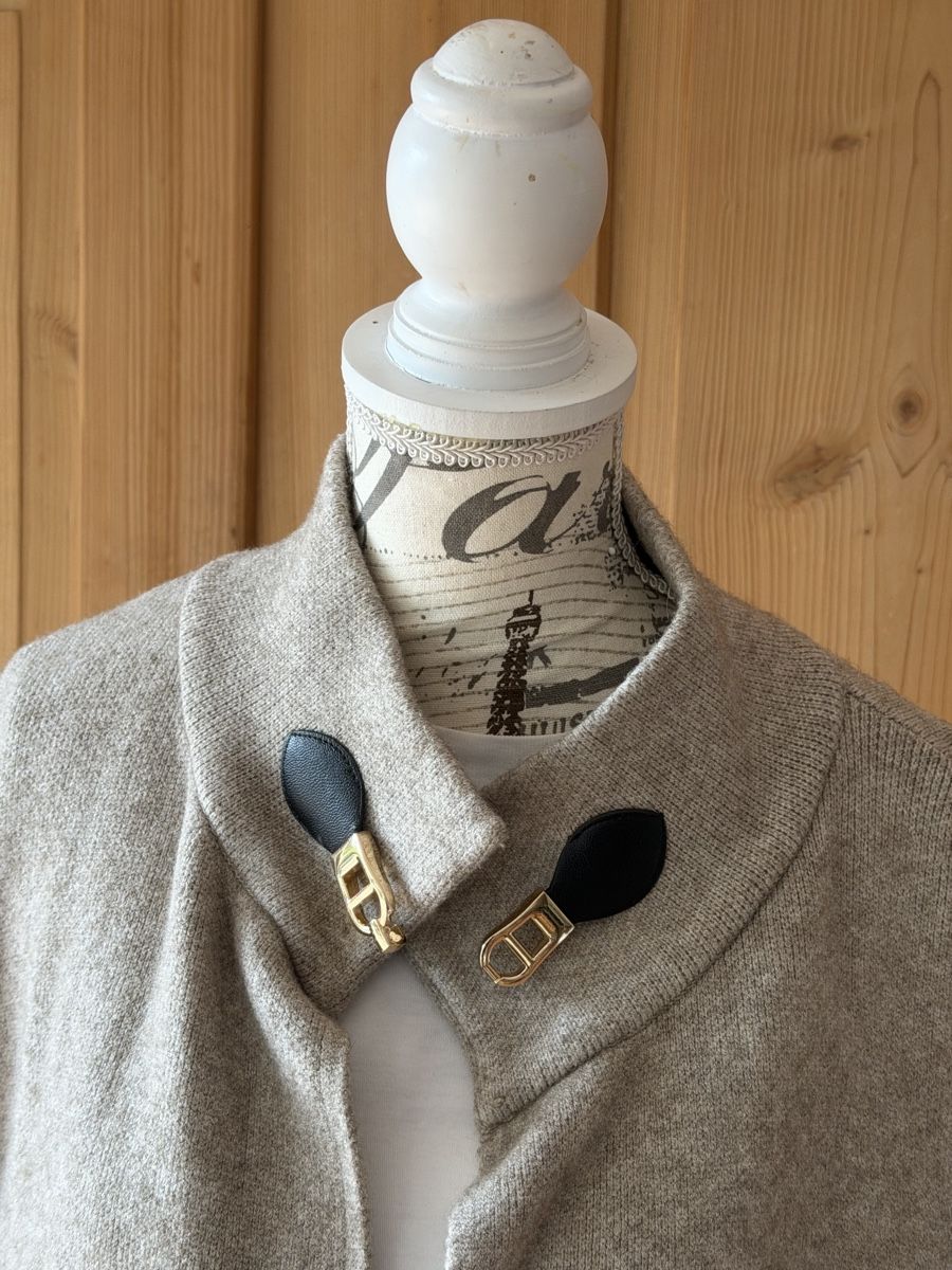 Altro in Moda donna: Strick-Mantel Poncho beige mit Schnalle – Usato da Bonstetten venduto da norisknofun123 2