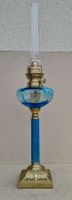 Antike Petroleumlampe um 1900 mit blauem Glas & Messing