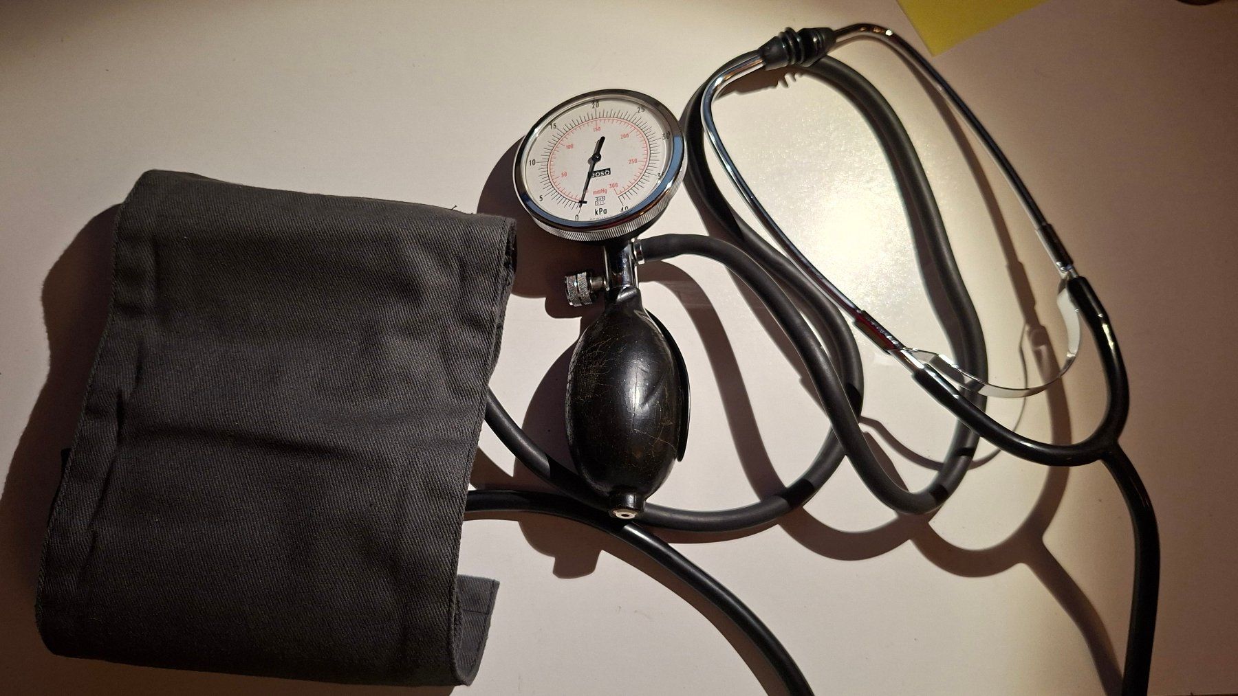 Attrezzature mediche: Blutdruckmessgerät mit Stethoskop, antik – Difettoso da Weiningen ZH venduto da Annakatharina