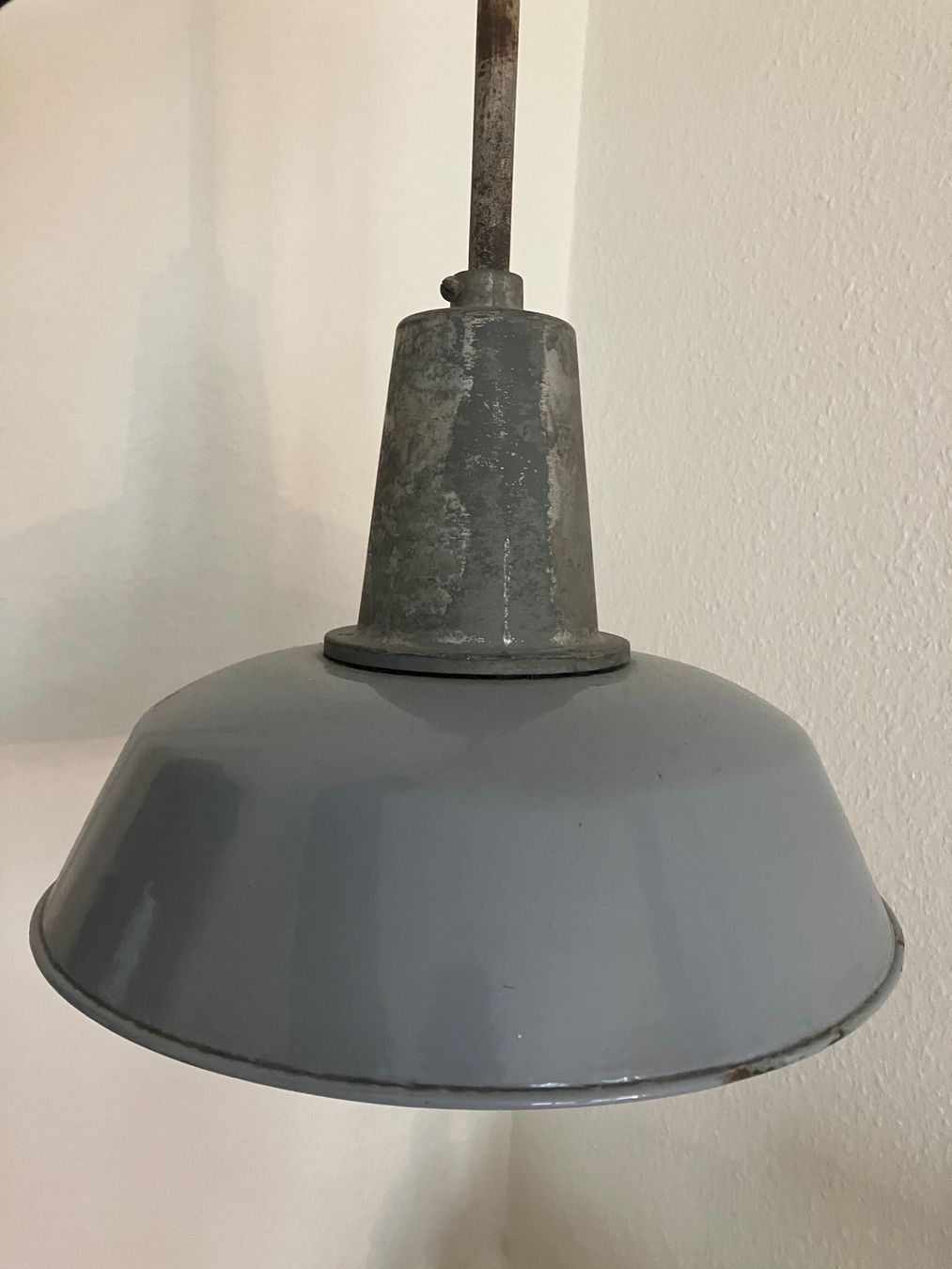 Lampade: Vintage Industrie Lampe, grau emailliert – Usato da Biel/Bienne venduto da Nikfisch