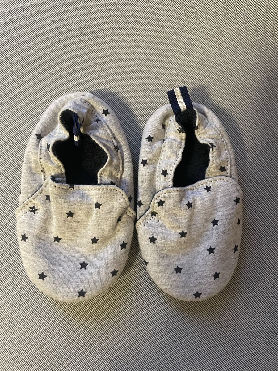 Scarpe per ragazzi: Chaussons bébé souples gris étoiles, 12cm – Usato da Versoix venduto da Pti-pois