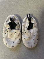 Chaussons bébé souples gris étoiles, 12cm