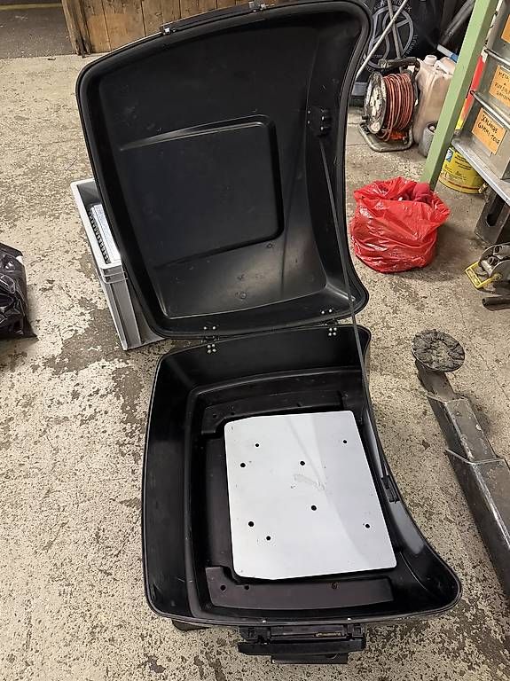 Topcases: Universal Hardcase für Motorräder – D'occasion à Herznach par donnie-brasco 3