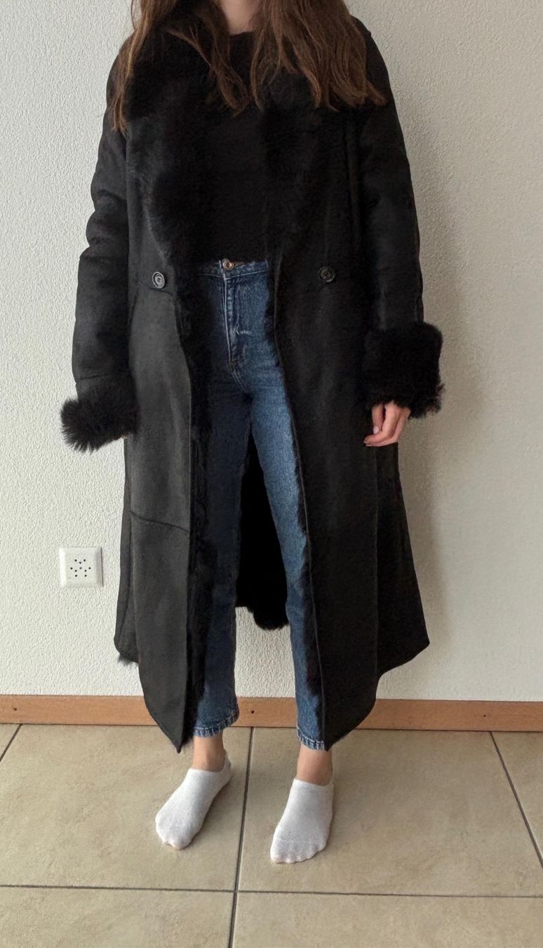 Max Mara Cappotti: Manteau Max Mara noir en fourrure – Usato da Fribourg venduto da Vinhell 5