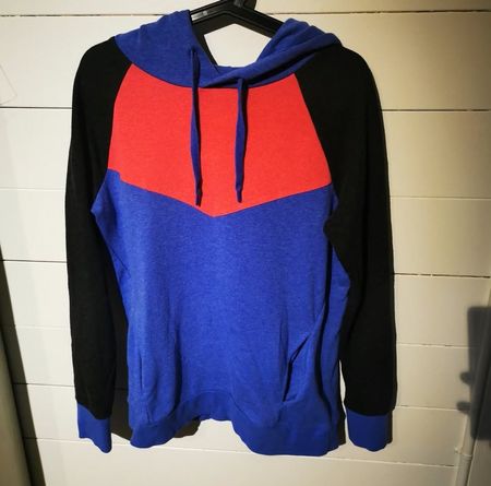 Stylischer Hoodie in Blau, Rot, Schwarz Grösse M/L