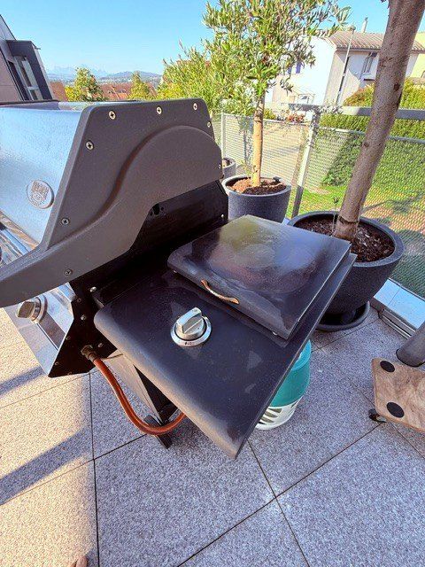 Grills: Gasgrill  mit 4 Brenner und Herdplatte – Gebraucht aus Arbon von Ray123 4