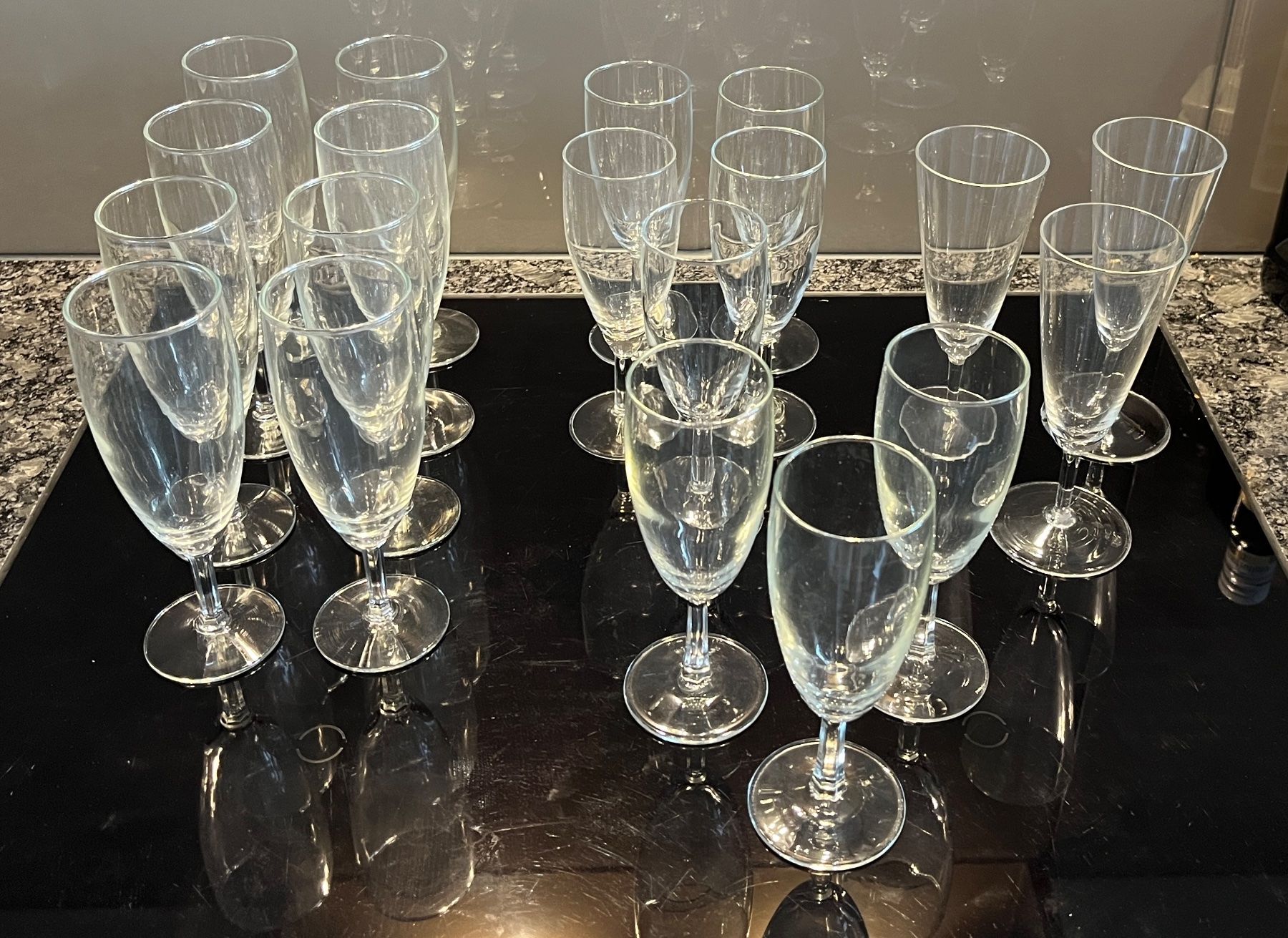 Gläser: 19 Sektgläser / Champagnergläser, gebraucht – Gebraucht aus Stetten AG von Brissago25
