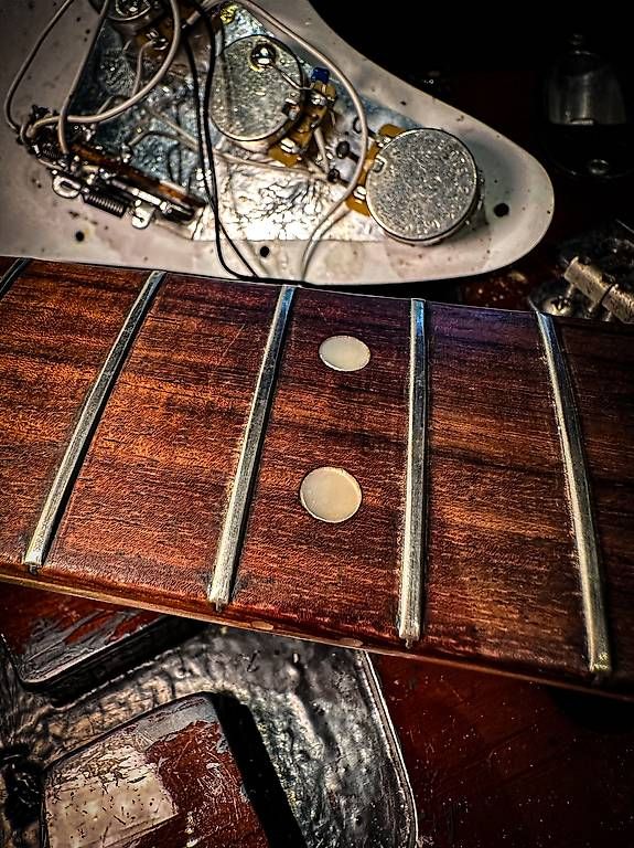 Fender Strumenti musicali: Fender Stratocaster mocca refin 69-70 – Usato da Montreux venduto da Alligator-AMPS 8