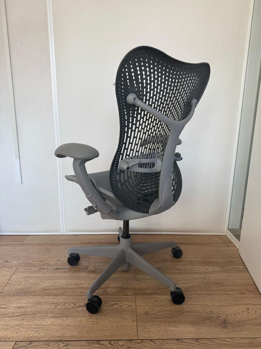 Herman Miller Stühle: Herman Miller Mirra Ligtgrey Black – Gebraucht aus Purmerend von Offeco 5
