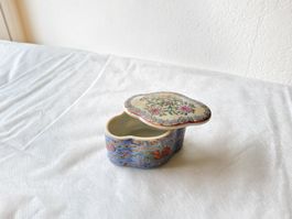 Ancienne petite boite en porcelaine peinte 