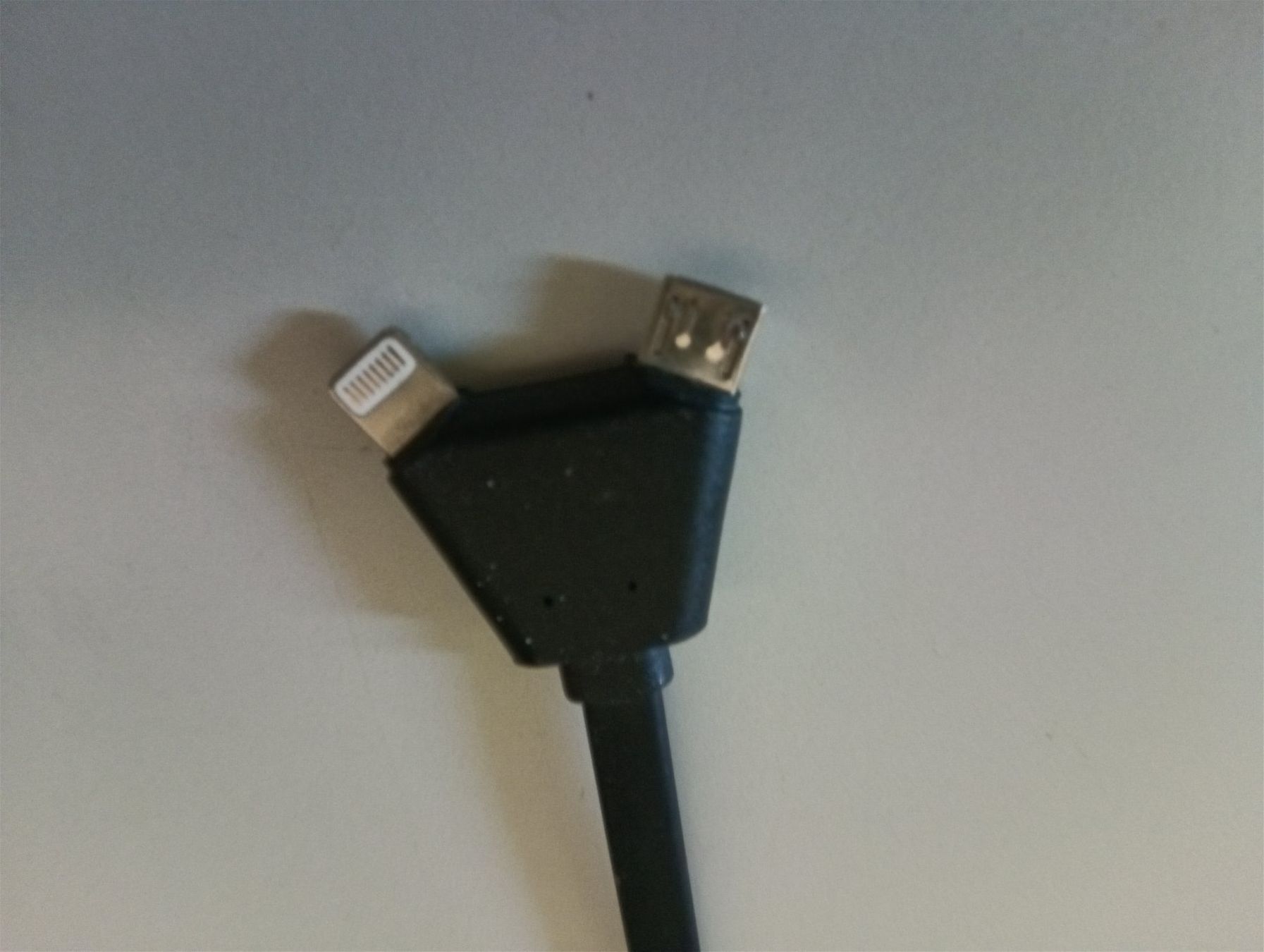 Cavi: Ladekabel mit Y-Kabel Lightning, Micro-USB+Iphone neuwertig – Usato da St. Gallen venduto da Hinterberg 1