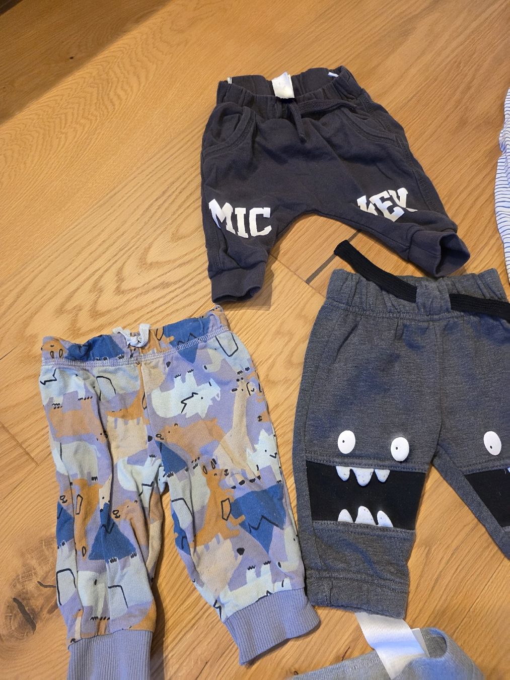 Pantaloni: Jungen Jogginghosen gr 68 – Usato da Eschenz venduto da Carmenr93 1