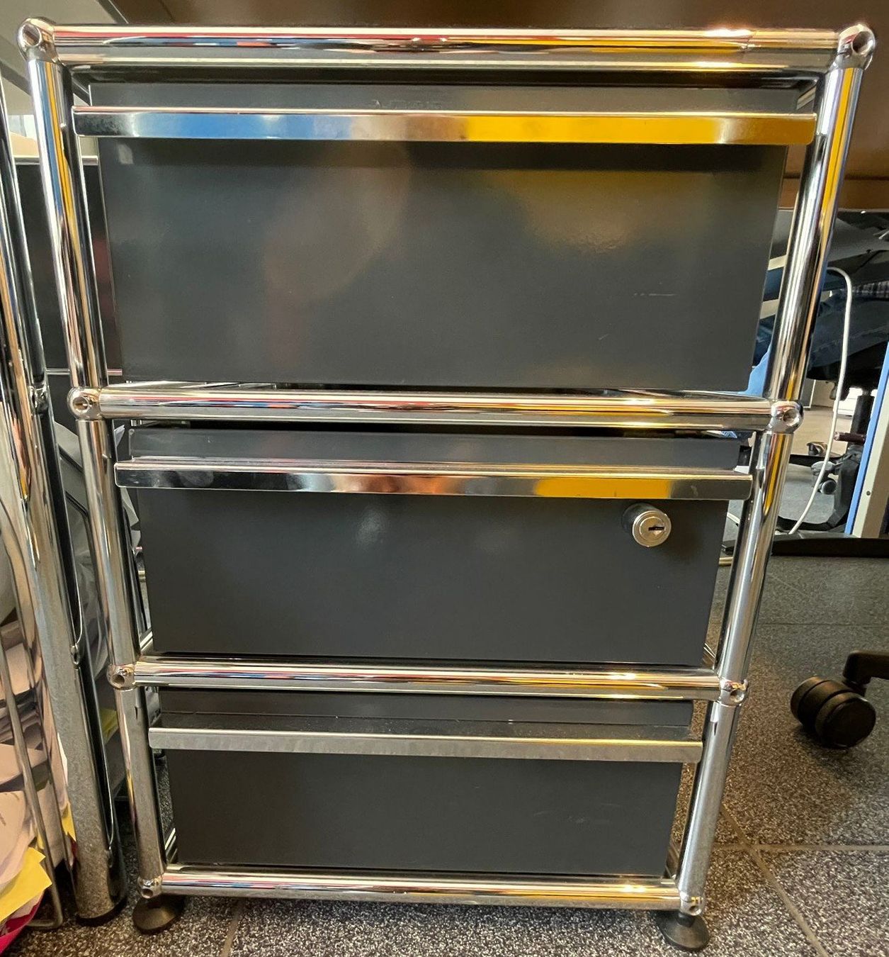 USM Banconi: USM Haller Rollcontainer anthrazit – Usato da Chur venduto da Stadthalle_Chur