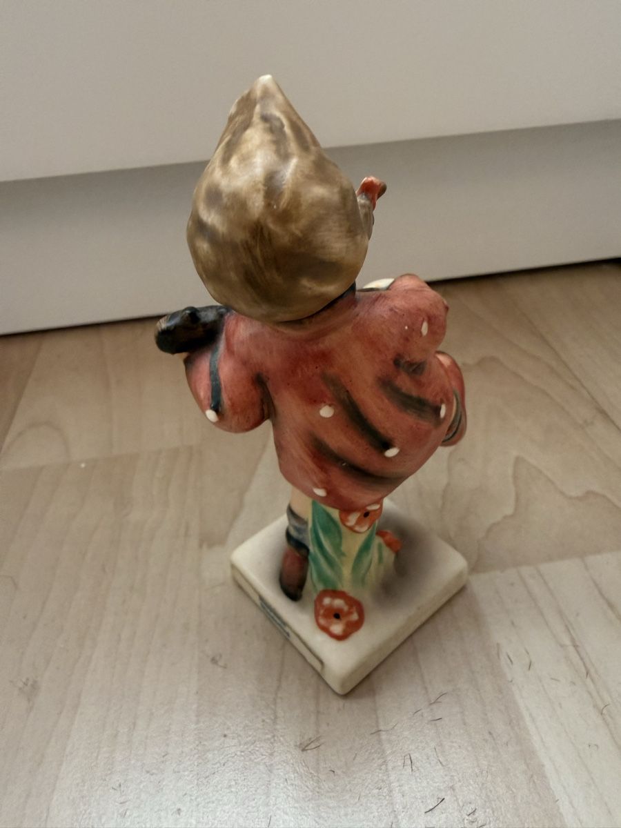 Hummel Statuette: Goebel Hummel Figur Mädchen mit Gitarre – Difettoso da Steffisburg venduto da Artschipa 1