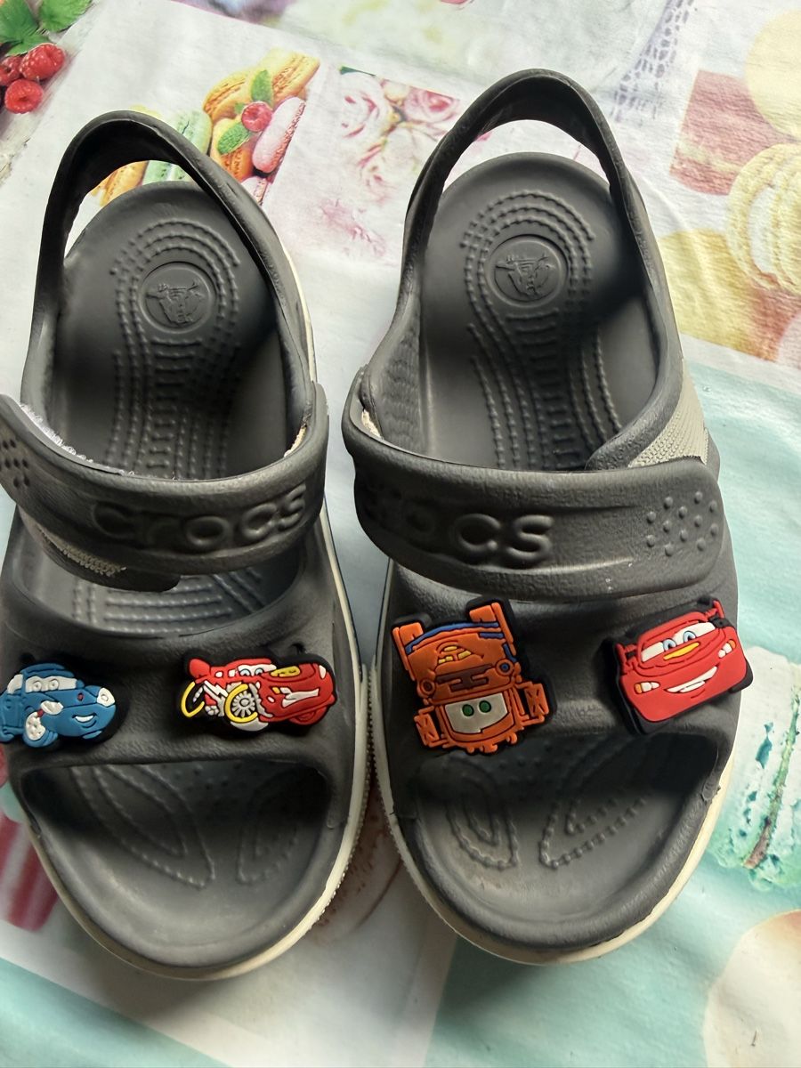 Scarpe per ragazzi: Kids' Crocs  10 C w/ Lightning McQueen Charms  – Usato da Adliswil venduto da cla_9qpg