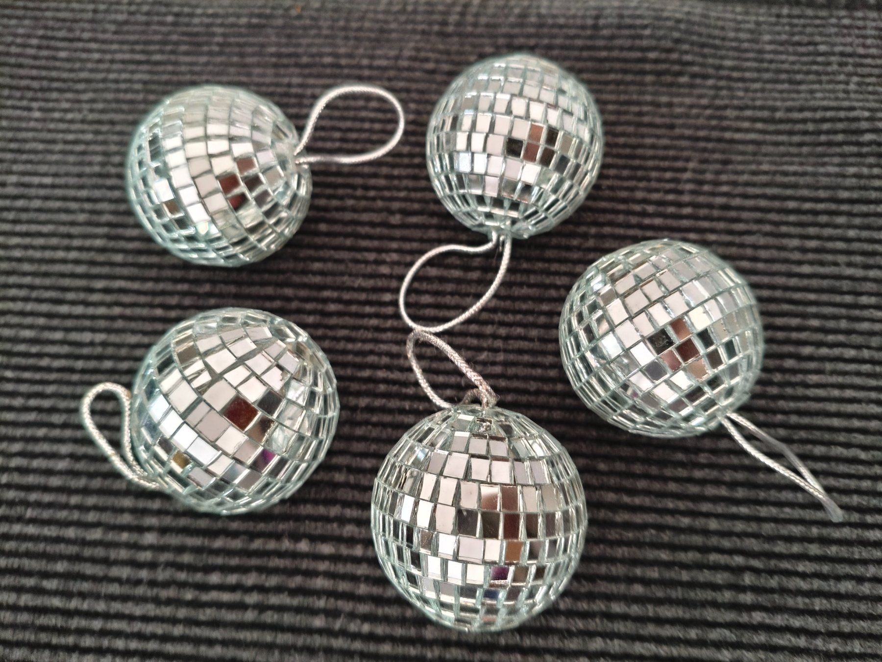 Tutte le decorazioni: Mini Boules à facettes (diamètre env. 5cm) – Nuovo e nell'imballaggio originale da Lausanne venduto da nicotrak
