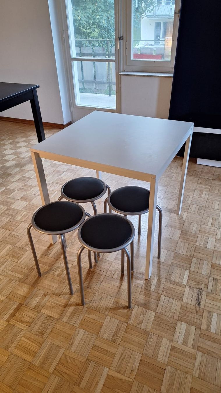 Ikea Set de table et chaises: Weisser Ikea Küchentisch mit 4 Hockern – D'occasion à St. Gallen par mandelaa